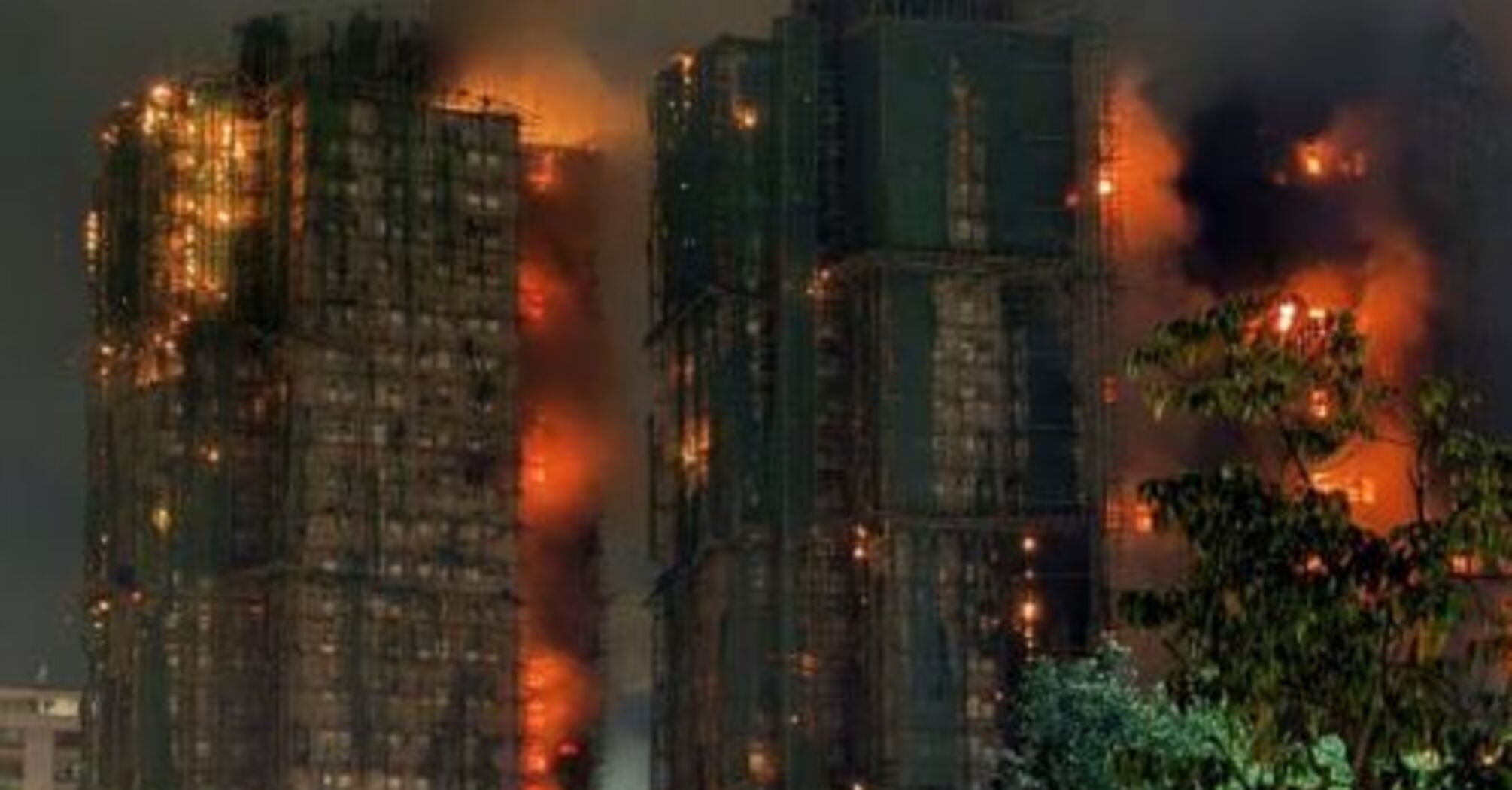 Масштабный пожар в 31-этажках Гонконга: погибли более 40 человек (фото, видео)