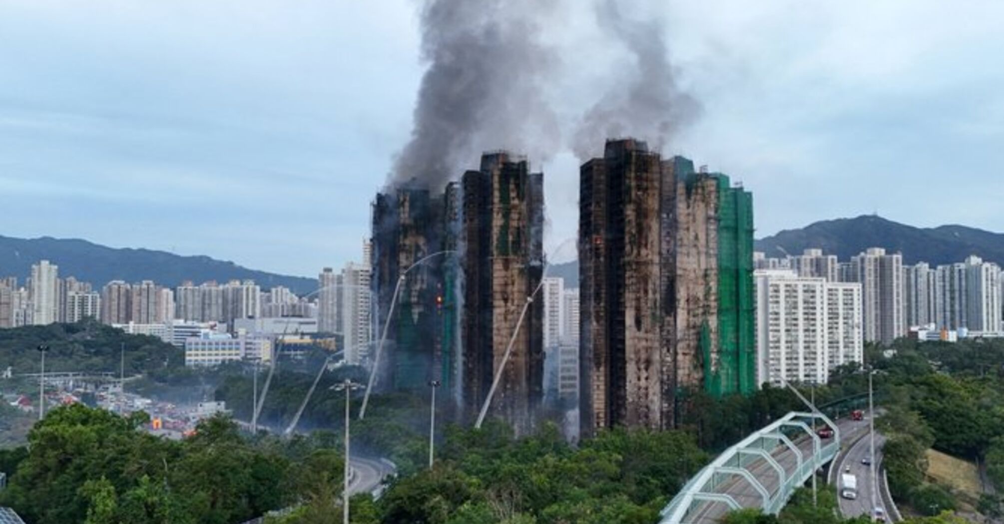Пожежа у багатоповерхівках Гонконгу: кількість загиблих зросла до 94 (фото)
