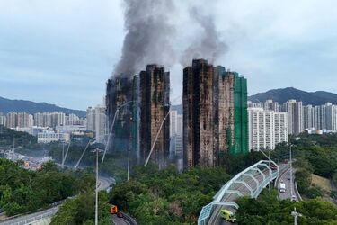 Пожежа у багатоповерхівках Гонконгу: кількість загиблих зросла до 94 (фото)