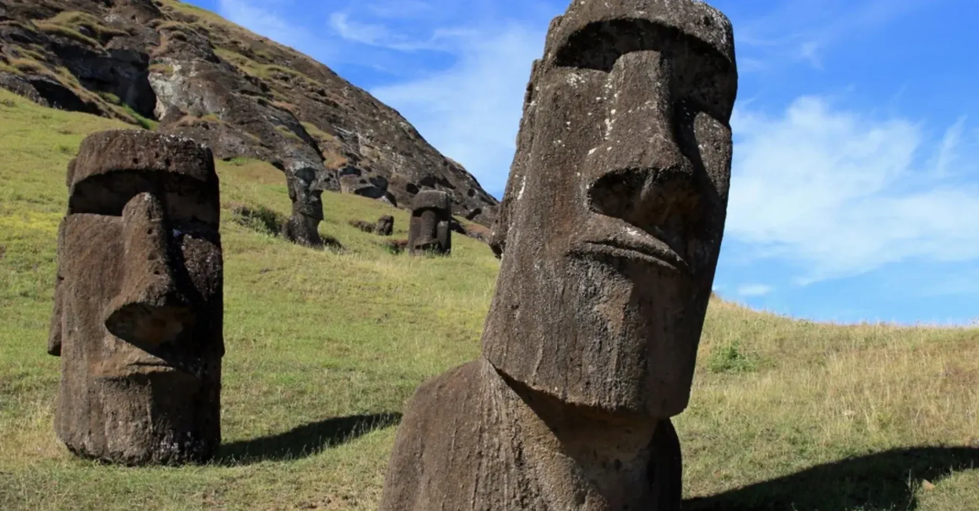 Вчені розгадали загадку появи камʼяних статуй на острові Пасхи (фото)  