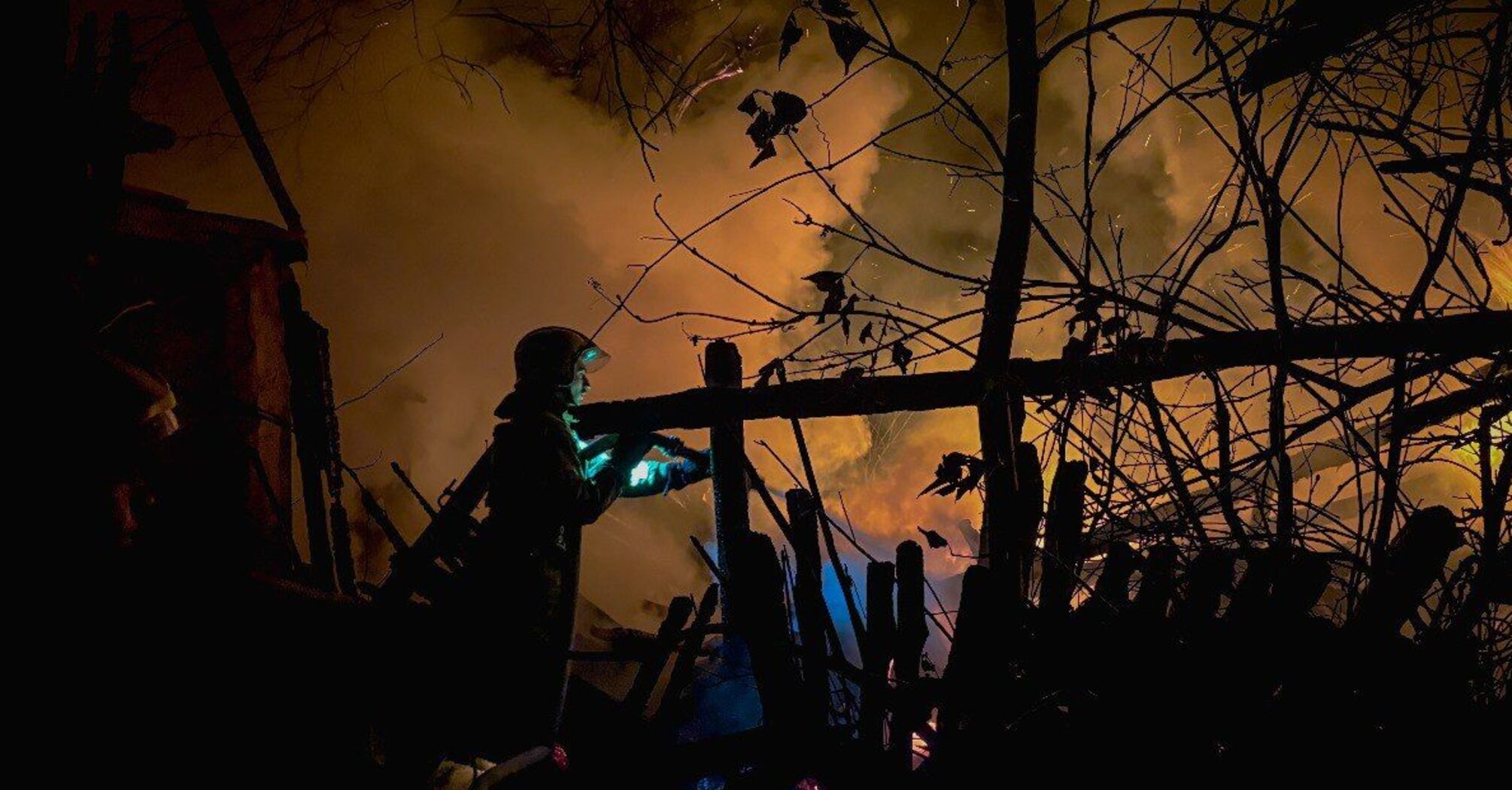 Российская армия атаковала Сумщину дронами: поврежден жилой сектор, под завалами могут находиться люди, погибший (фото)