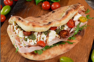 Справжня італійська піца. Щоб тісто було смачне, варто приготувати його заздалегідь