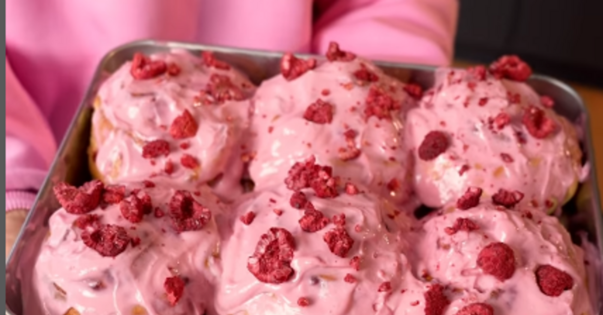 Малинові сінабони: красива і смачна випічка