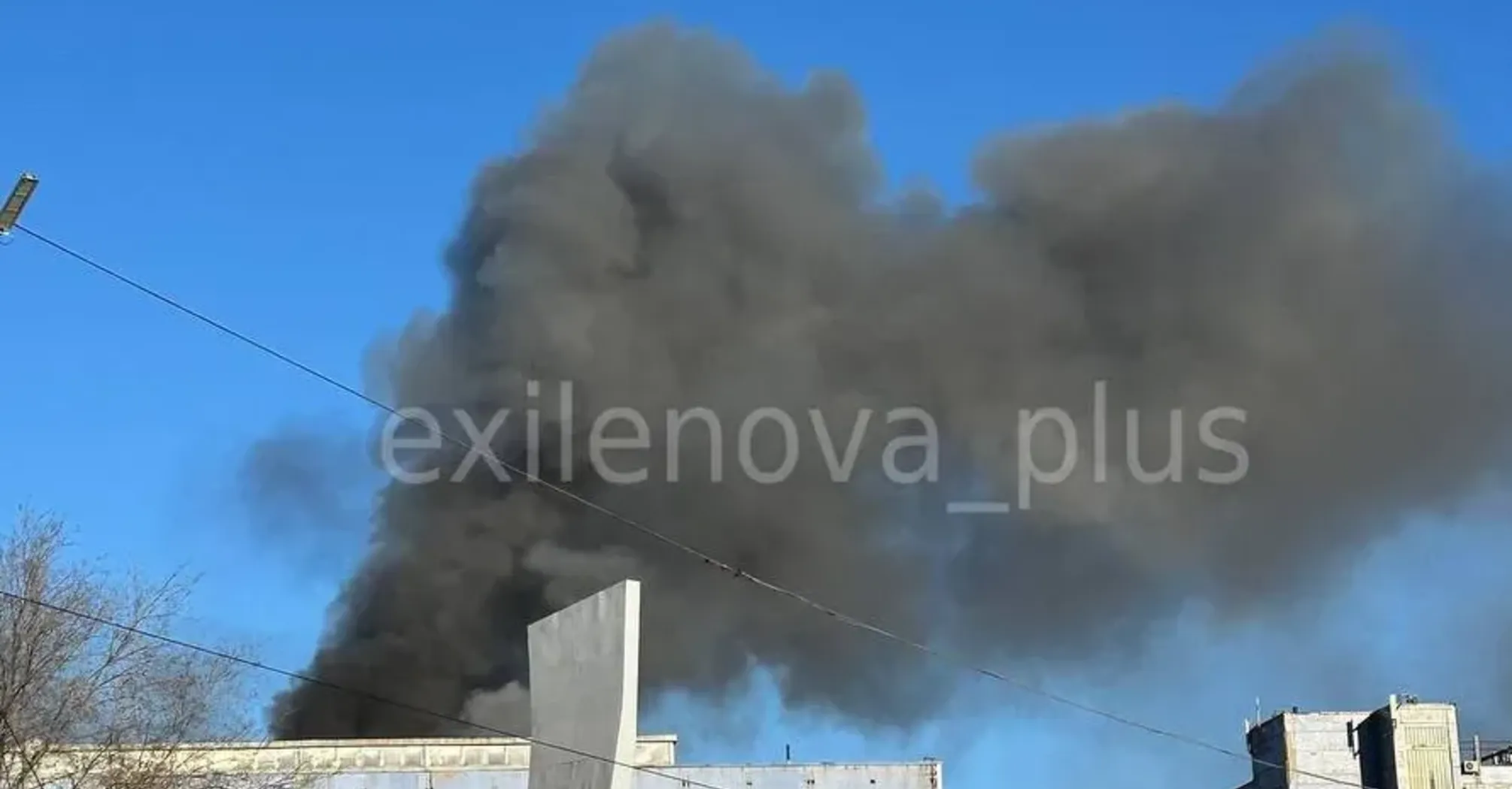 В российском Омске бушевал пожар на 'Механическом заводе': подробности (фото, видео)