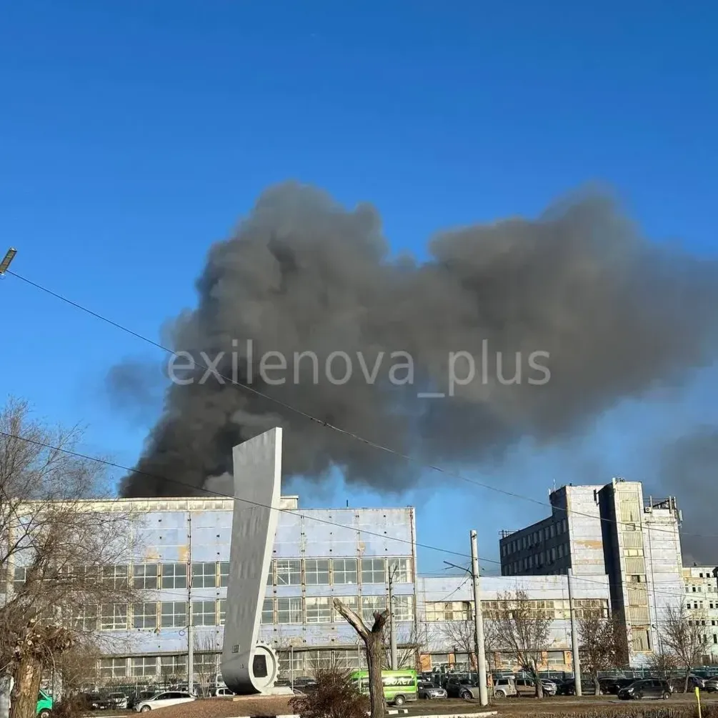 В російському Омську вирувала пожежа на 'Механічному заводі' : подробиці (фото, відео)