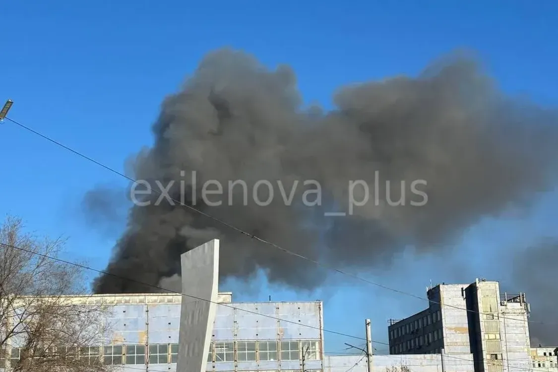 В російському Омську вирувала пожежа на 'Механічному заводі' : подробиці (фото, відео)