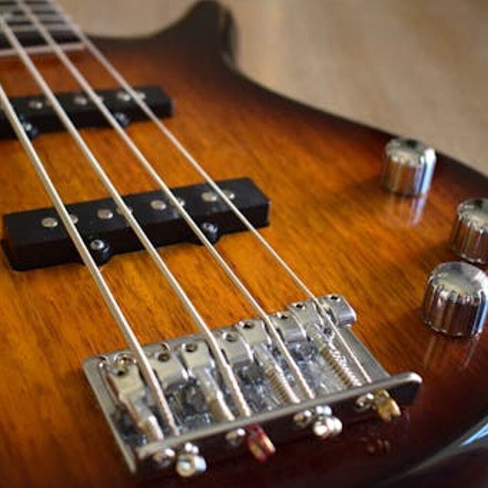 Как выбор бас-гитары влияет на характер группы