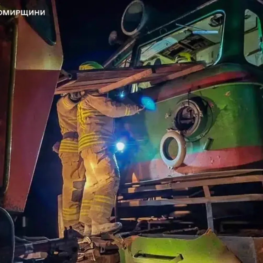 Вантажний потяг зійшов з рейок на Житомирщині: є поранені (фото)