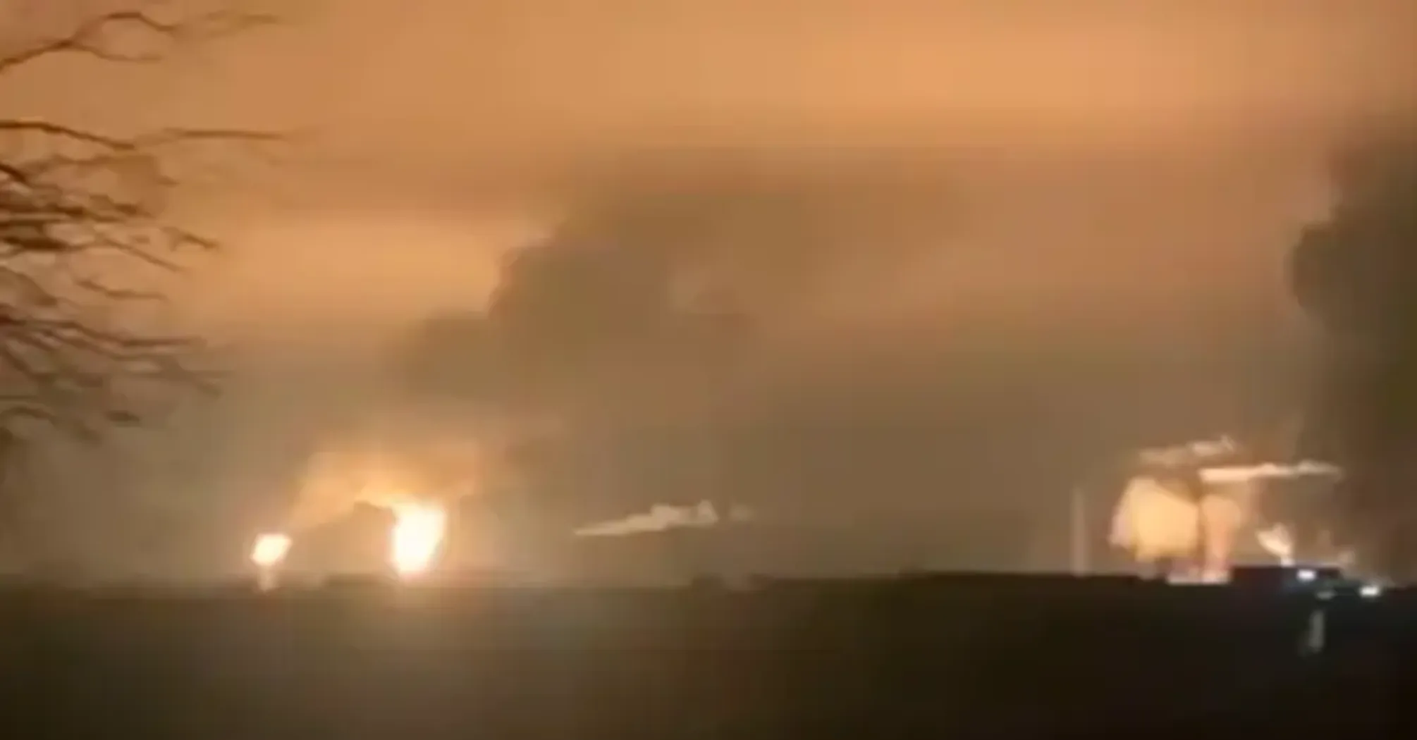 Дрони атакували Ставропольський край рф: є влучання у НПЗ, спалахнула пожежа (фото) 