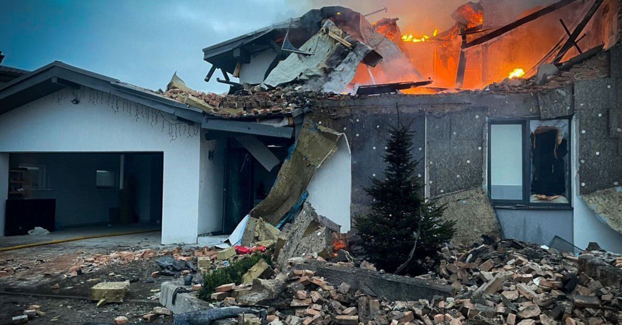 Россия массированно атаковала Украину дронами и ракетами: есть погибшая в Киевской области, введены аварийные отключения, в Ровенской области поврежден многоквартирный дом (фото)