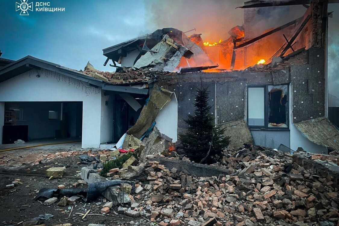 Росія масовано атакувала Україну дронами та ракетами: є загибла на Київщині, запроваджено аварійні відключення, на Рівненщині пошкоджено багатоквартирний будинок (фото)