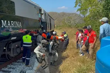 Пасажирський потяг зійшов щ рейок у Мексиці: щонайменше 13 загиблих (фото)