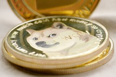 Золотиста пам'ятна монета Dogecoin з гравіюванням логотипу у вигляді собаки Шиба-Іну