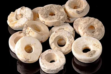 Почти 300 000 бусин в одном изделии: археологи в Испании нашли древнее украшение (фото)