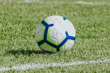 Футбол на травяном поле с белыми линиями