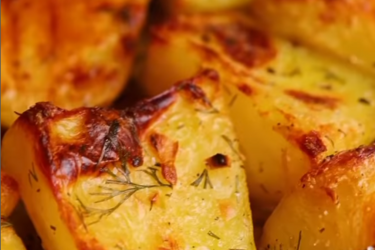 Печеный картофель с ароматной, хрустящей корочкой: рецепт