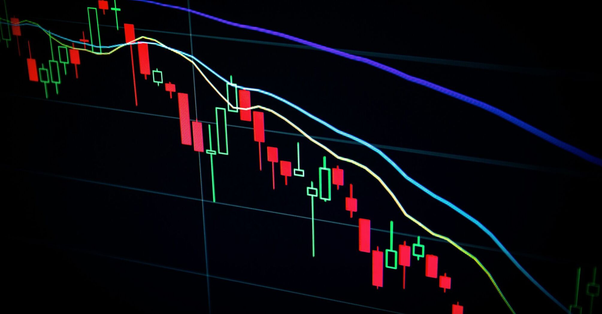 График со свечными индикаторами, показывающий падение цены на финансовом рынке