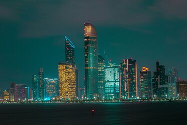 Нічний горизонт Абу-Дабі з підсвіченими хмарочосами