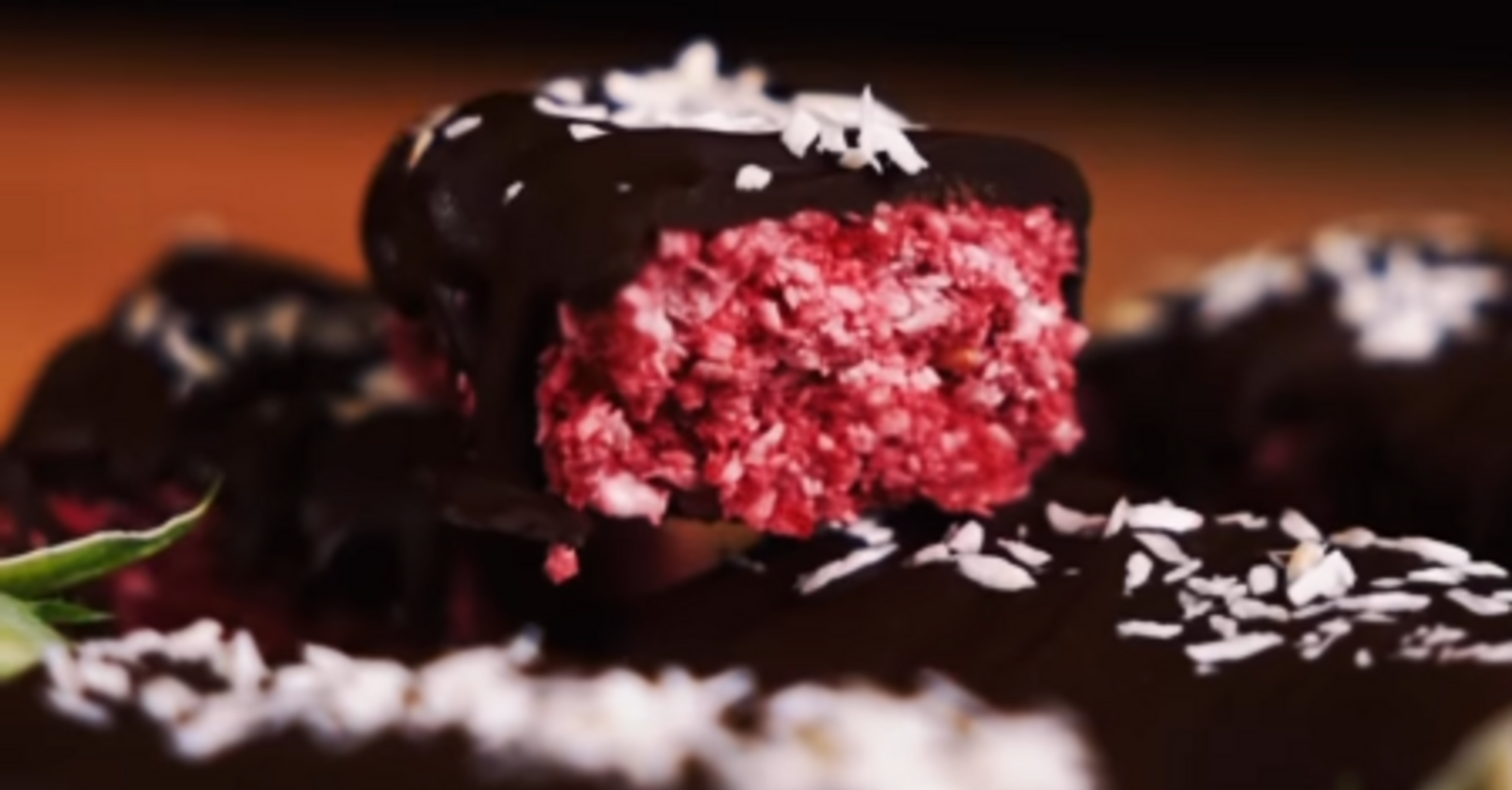 Raspberry chocolate bars for those who like healthy and tasty desserts