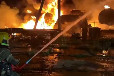 Низку регіонів РФ атакували ударні безпілотники: не працюють аеропорти, горить промислове підприємство (відео)