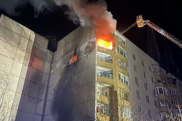 Дрон атакував багатоповерхівку на Кіровоградщині: зайнялась масштабна пожежа, поранені мама з двома дітьми (фото)