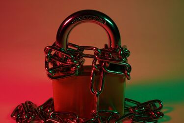 Металевий замок, обмотаний ланцюгом, символізує безпеку та захист даних