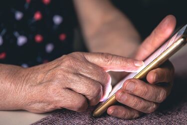 Названо найвигідніші мобільні тарифи для пенсіонерів у 2025 році