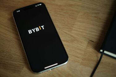 Смартфон із відкритим додатком Bybit на дерев'яному столі