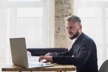 В Україні відкрили сотні вакансій з зарплатою 90 тис. грн та бронюванням: кого шукають