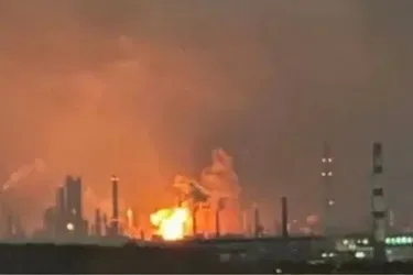 Дроны атаковали НПЗ в российской Рязани: загорелся масштабный пожар (видео)