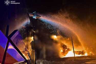 Ворожі дрони атакували Київщину: зайнялась потужна пожежа на промисловому обʼєкті (фото)