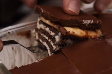 Quick recipe for mouthwatering no-bake chocolate and cookie dessert