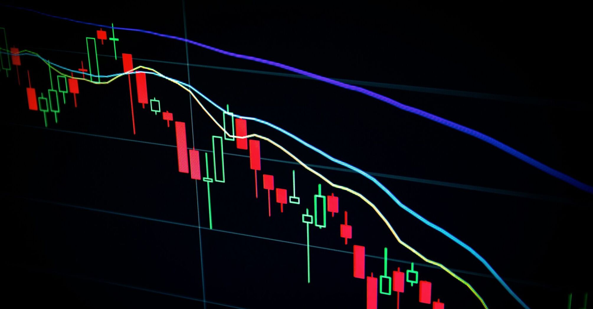 Графік зі спадним трендом фінансового ринку з червоними та зеленими свічками