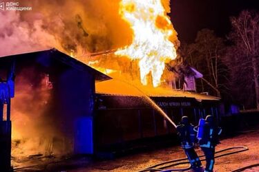 Армия РФ атаковала Киевщину дронами: загорелись дом и магазин мебели (фото)