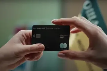 Провідний український банк змінює тарифи: скільки тепер платитимуть власники карток