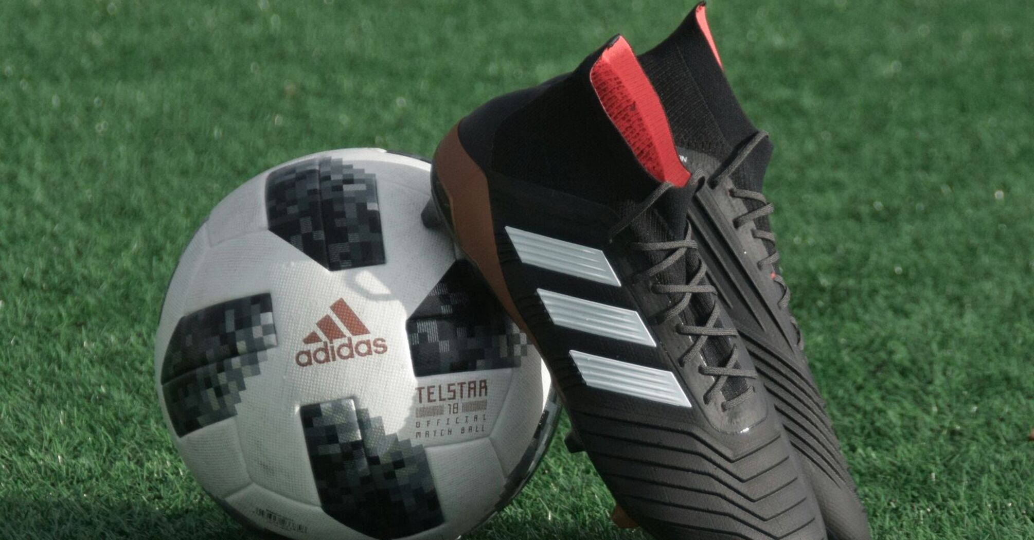 Футбольный мяч Adidas Telstar 18 и бутсы на искусственном поле