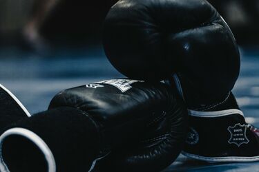 Чорні боксерські рукавички на ринзі після бою
