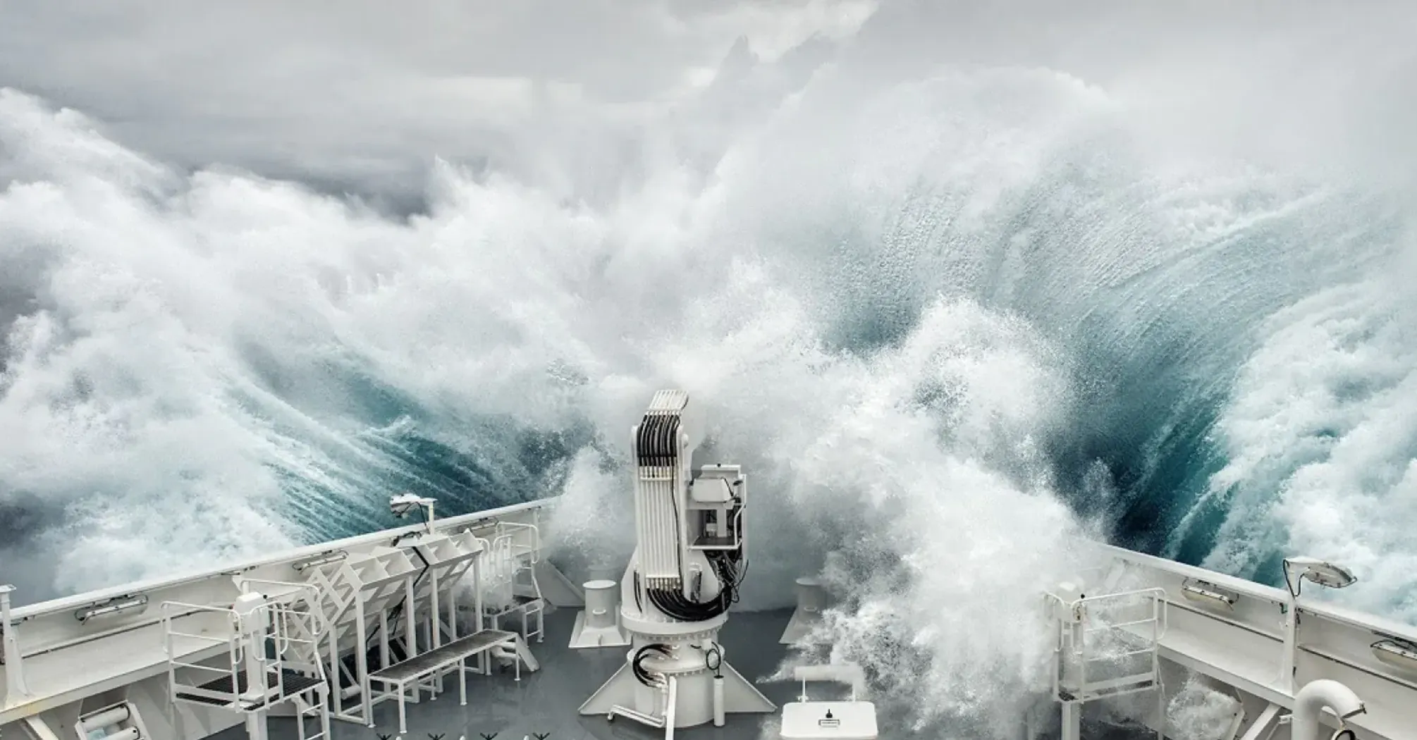 The most dangerous part of the world's oceans: where on the planet waves reach 25 meters