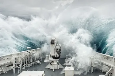 The most dangerous part of the world's oceans: where on the planet waves reach 25 meters