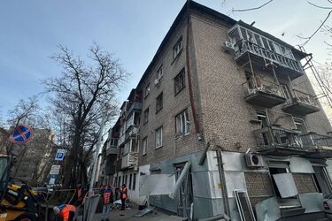 Российская армия атаковала Днепр дронами: ранены, повреждены предприятия и жилые дома, сгорели более 60 авто (фото)