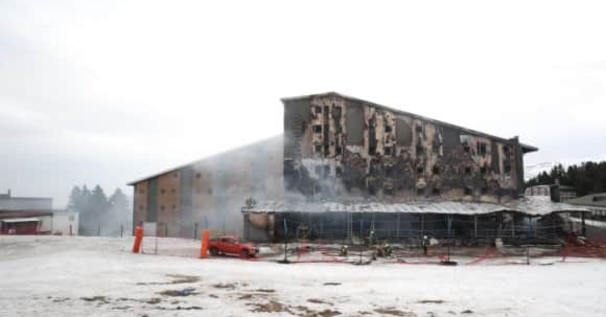 На горнолыжном курорте в Турции произошел масштабный пожар в отеле: есть погибшие и раненые (фото)