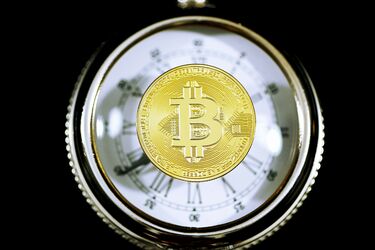 Біткойн на фоні годинника, символізує час і вартість криптовалюти