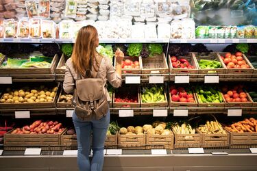 За неделю цены упали на 12%: какой базовый продукт дешевеет в Украине
