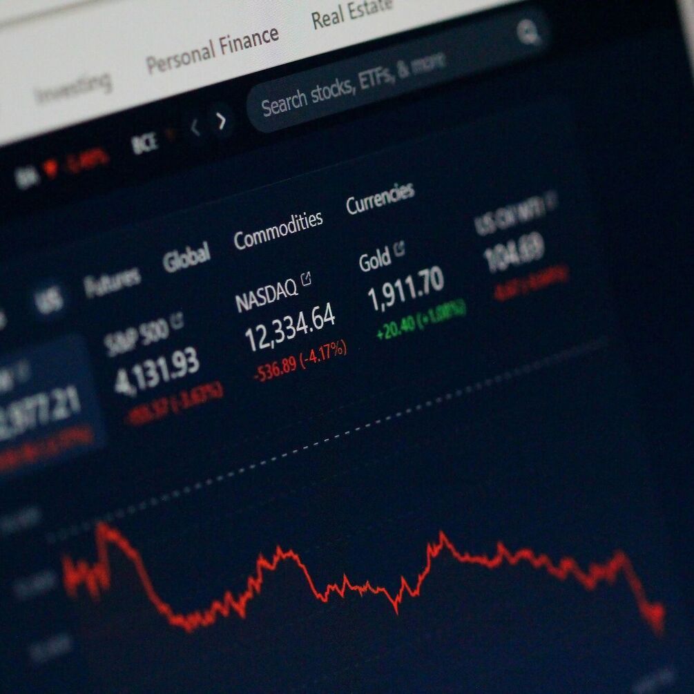 Биткоин падает на фоне экономического напряжения и изменяет правила игры для инвесторов