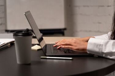 Підвищення зарплат в Україні на 23%: у яких сферах доходи зросли найбільше