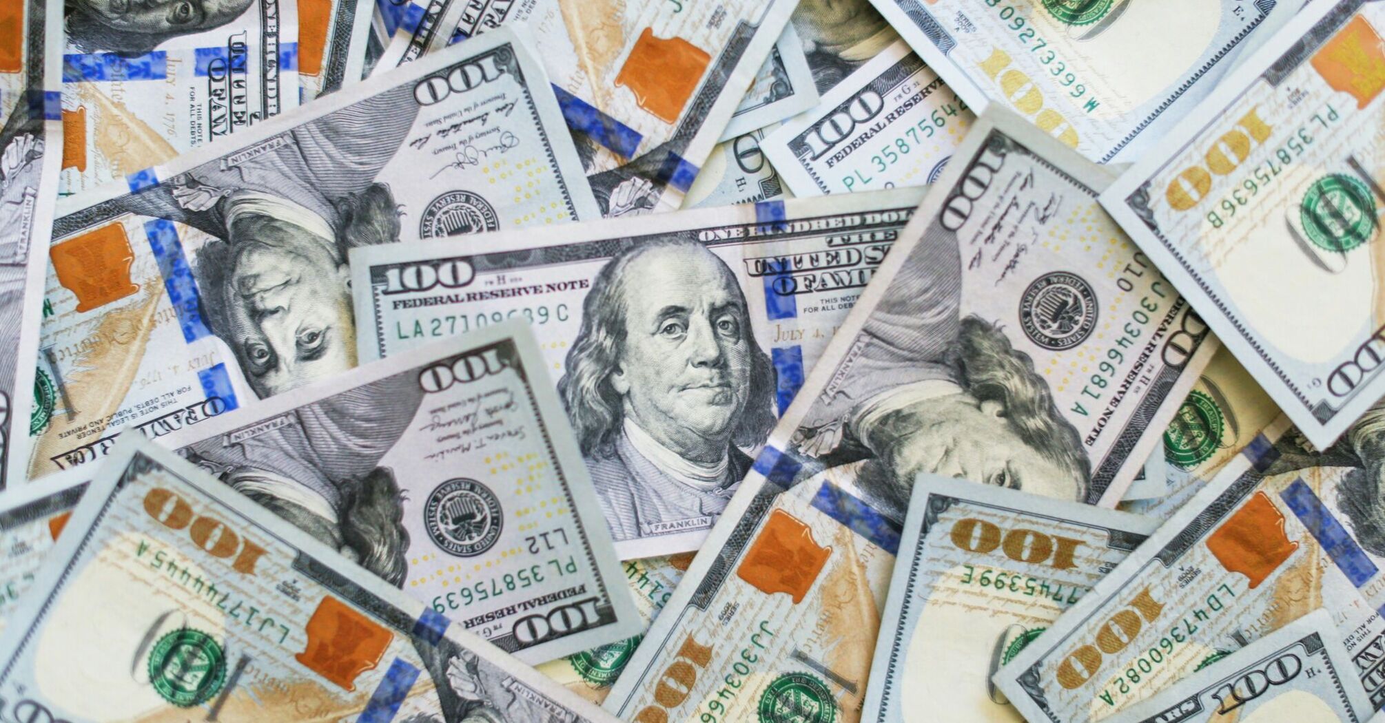 Доллар слабеет, а биткоин взлетает: новый виток финансовой игры?