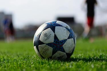 Футбольний м'яч Ліги чемпіонів на полі перед тренуванням