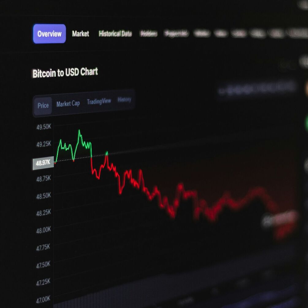 Биткоин ищет опору в условиях глобального давления