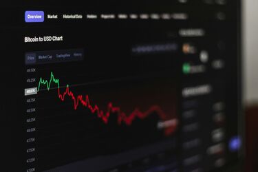 Графік падіння курсу біткоїна на темному екрані