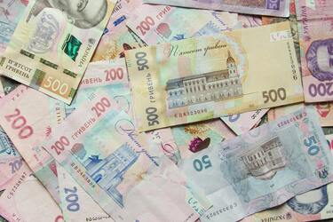 Українцям доведеться сплачувати податки навіть з переказу в 1 гривню: які зміни очікують з 1 травня